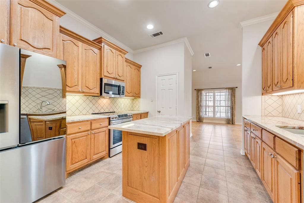 123 Crestpark Drive, #36, Cedar Hill, TX 75104 Kitchen with built-in microwave, kitchen island and granite countertops
