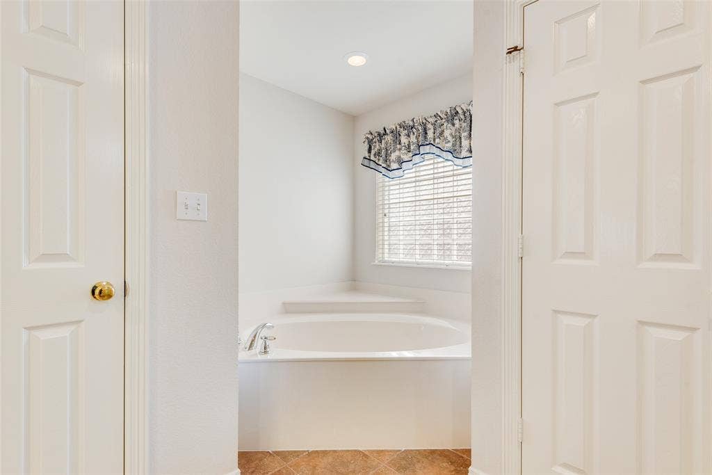 123 Crestpark Drive, #36, Cedar Hill, TX 75104 Separate tub in primary bathroom