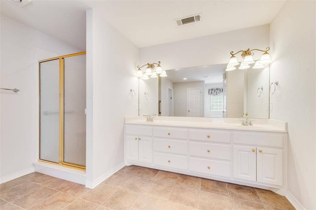 123 Crestpark Drive, #36, Cedar Hill, TX 75104 Ceramic tile floors with separate shower/tub and dual sinks