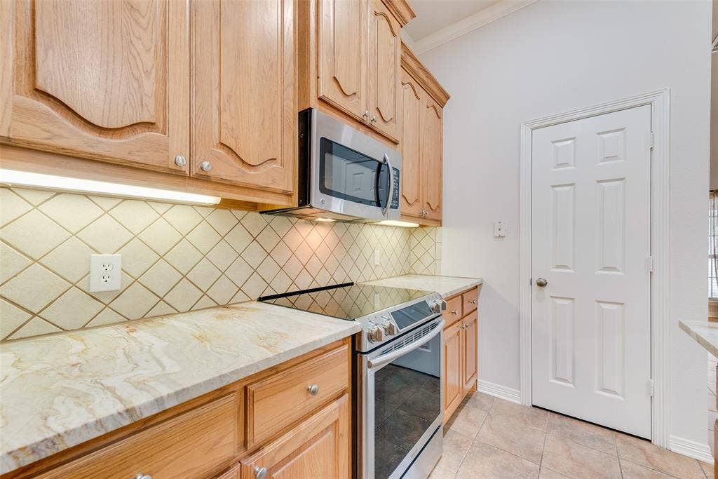 123 Crestpark Drive, #36, Cedar Hill, TX 75104 Kitchen also has an electric range