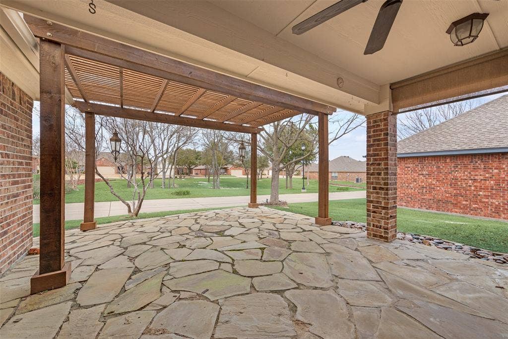 123 Crestpark Drive, #36, Cedar Hill, TX 75104 Covered back patio with a ceiling fan