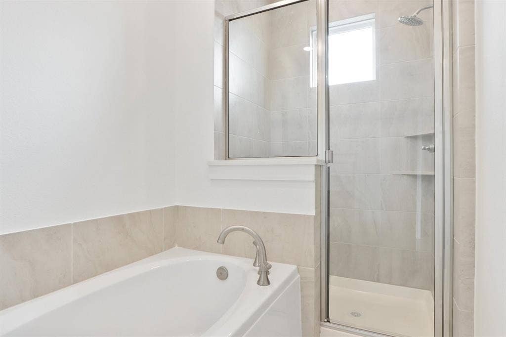 1427 Azalea Drive, Melissa, TX 75454 022-20241030-1427AzaleaDrive-Melissa-TX-75454-PrimaryBathroom.jpg-SMALL