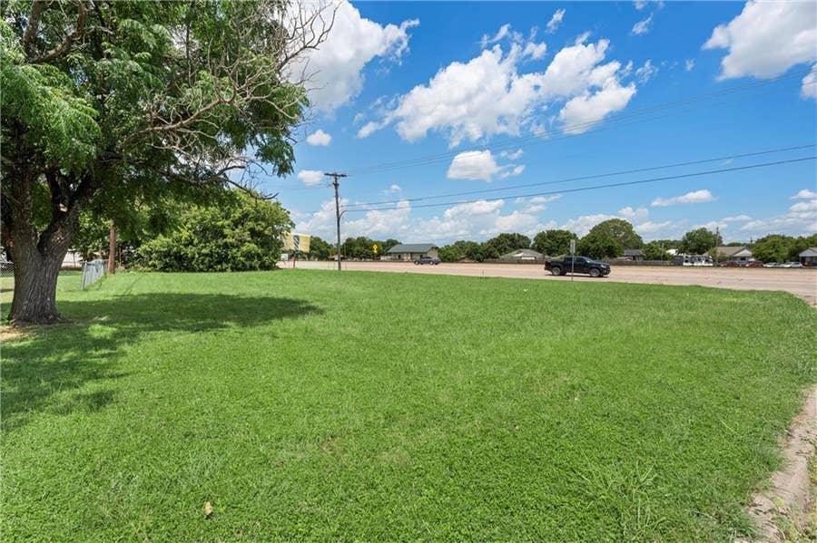 Property photo for 319 S Hewitt Drive, Hewitt, TX