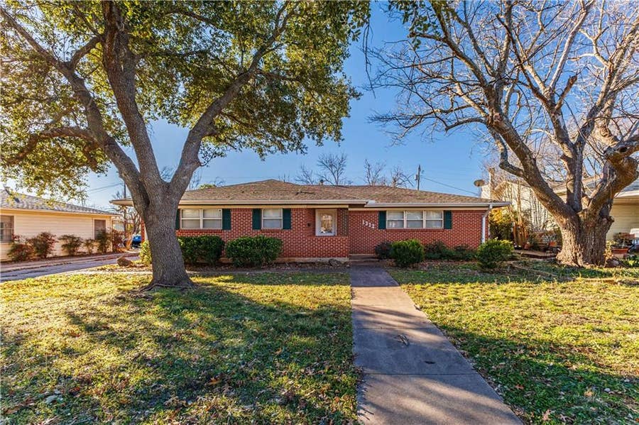 Property photo for 1312 W 3rd Street, McGregor, TX