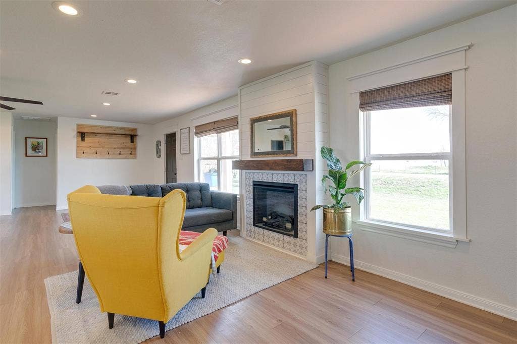 939 Twin Bends Road, Crawford, TX 76638 Living area with plenty of natural light, recessed lighting, light wood-type flooring, and baseboards