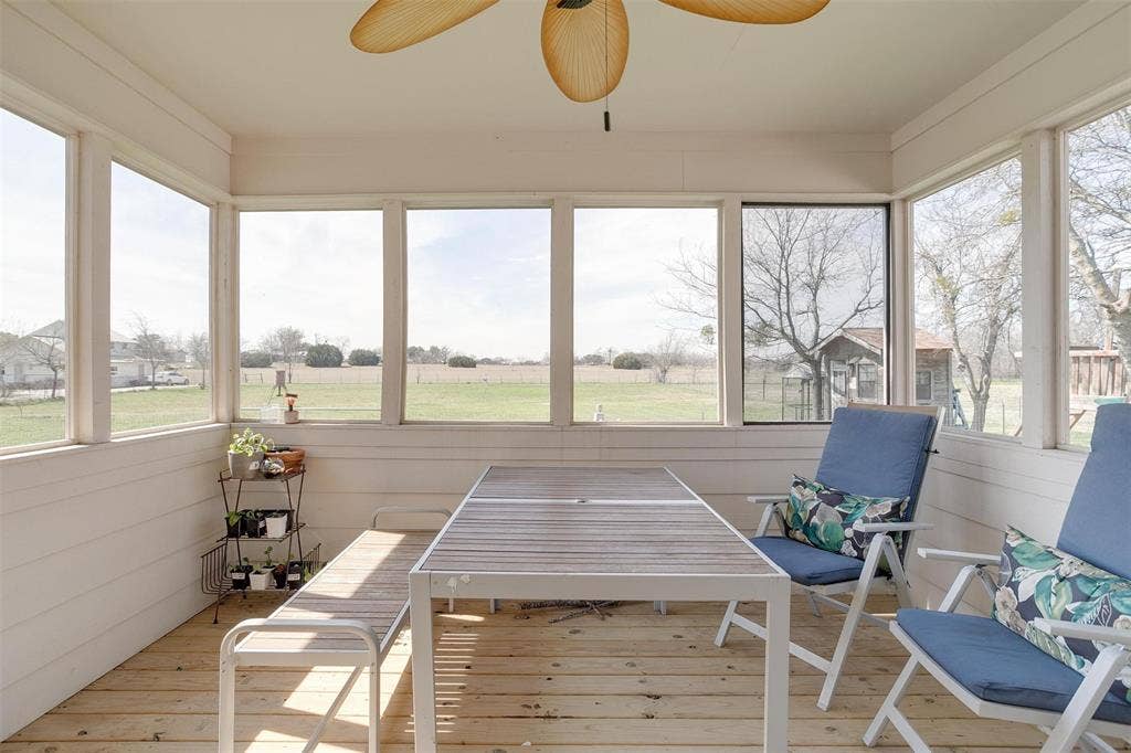 939 Twin Bends Road, Crawford, TX 76638 Sunroom / solarium with ceiling fan