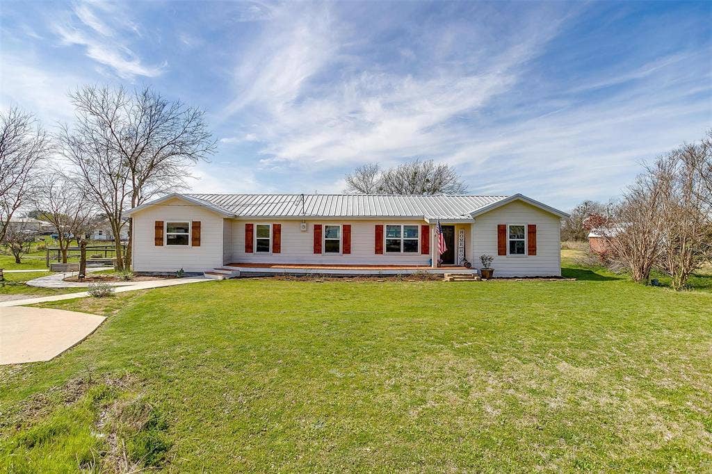 939 Twin Bends Road, Crawford, TX 76638 View of front of property featuring metal roof and a front lawn