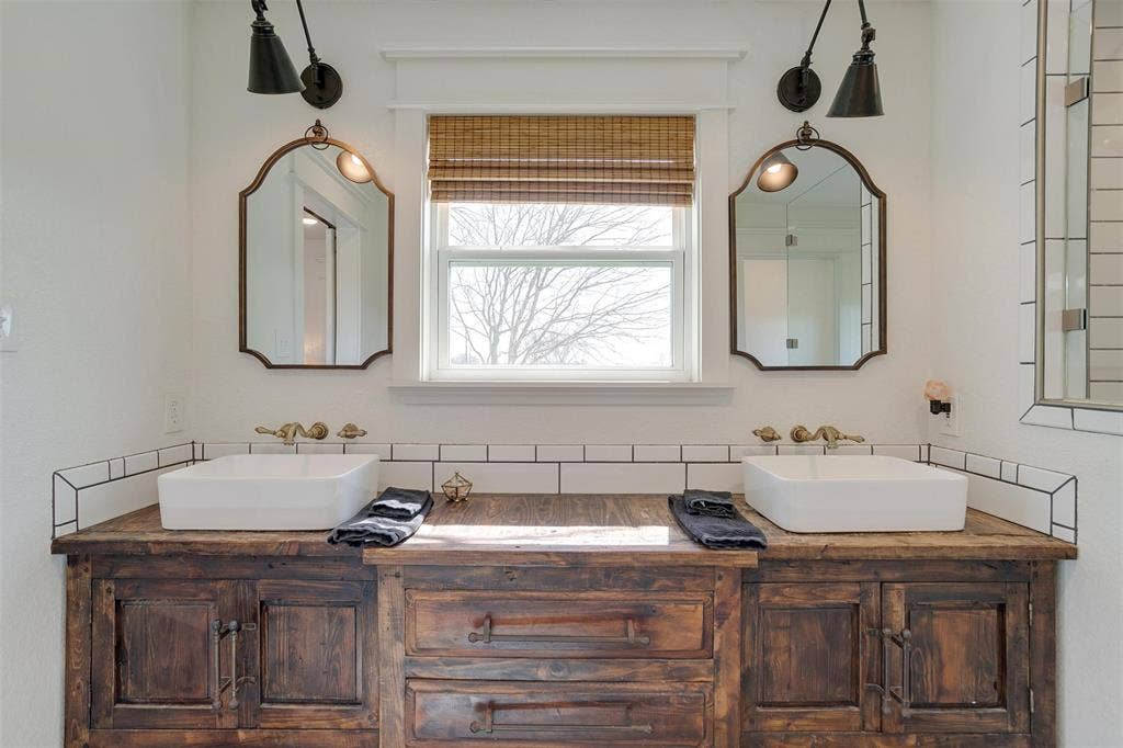 939 Twin Bends Road, Crawford, TX 76638 Full bathroom with vanity