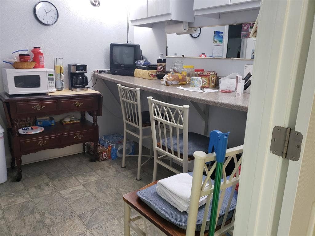5617 Watauga Road, Watauga, TX 76148 Breakroom with Bar