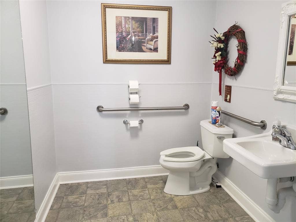 5617 Watauga Road, Watauga, TX 76148 Main Bathroom in Lobby area