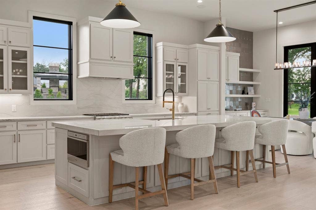 12121 Lighthouse Lane W, Malakoff, TX 75148 Kitchen with a sink, tasteful backsplash, a kitchen island with sink, and recessed lighting