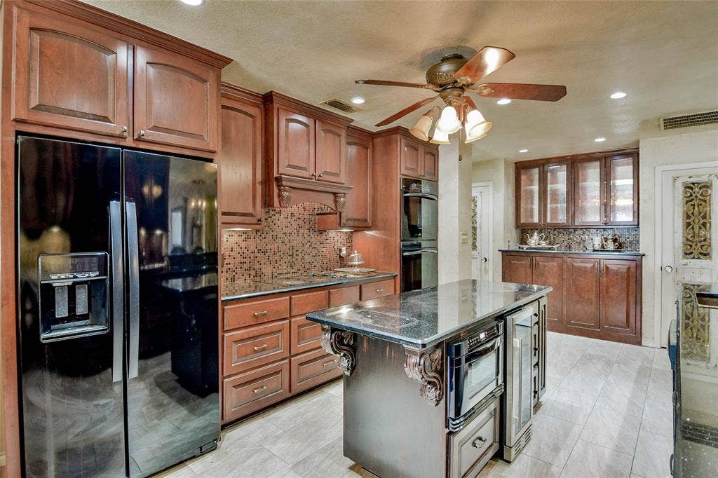 4009 Scenic Way, Granbury, TX 76049 Kitchen with black appliances, ceiling fan, decorative backsplash, dark stone countertops, and recessed lighting