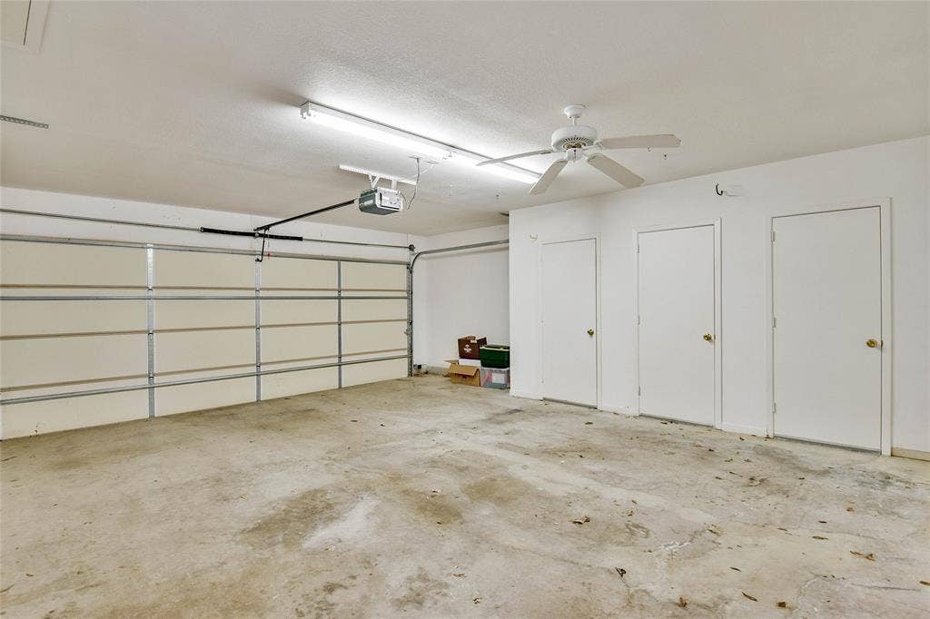 4009 Scenic Way, Granbury, TX 76049 Garage featuring a garage door opener