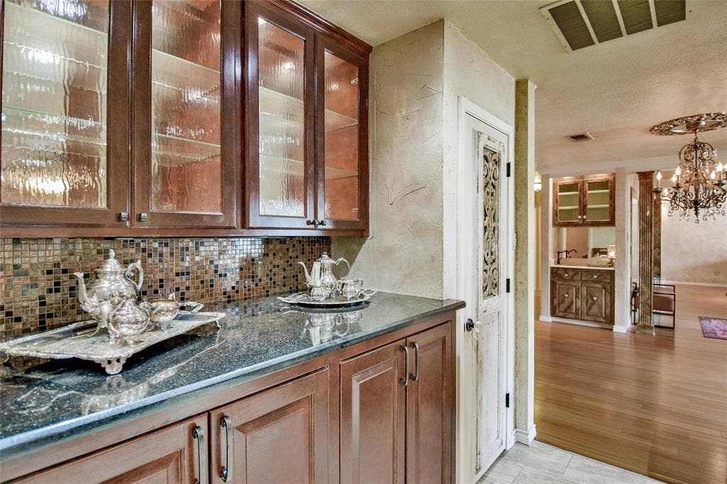 4009 Scenic Way, Granbury, TX 76049 Bar featuring decorative backsplash, a chandelier, and decorative light fixtures
