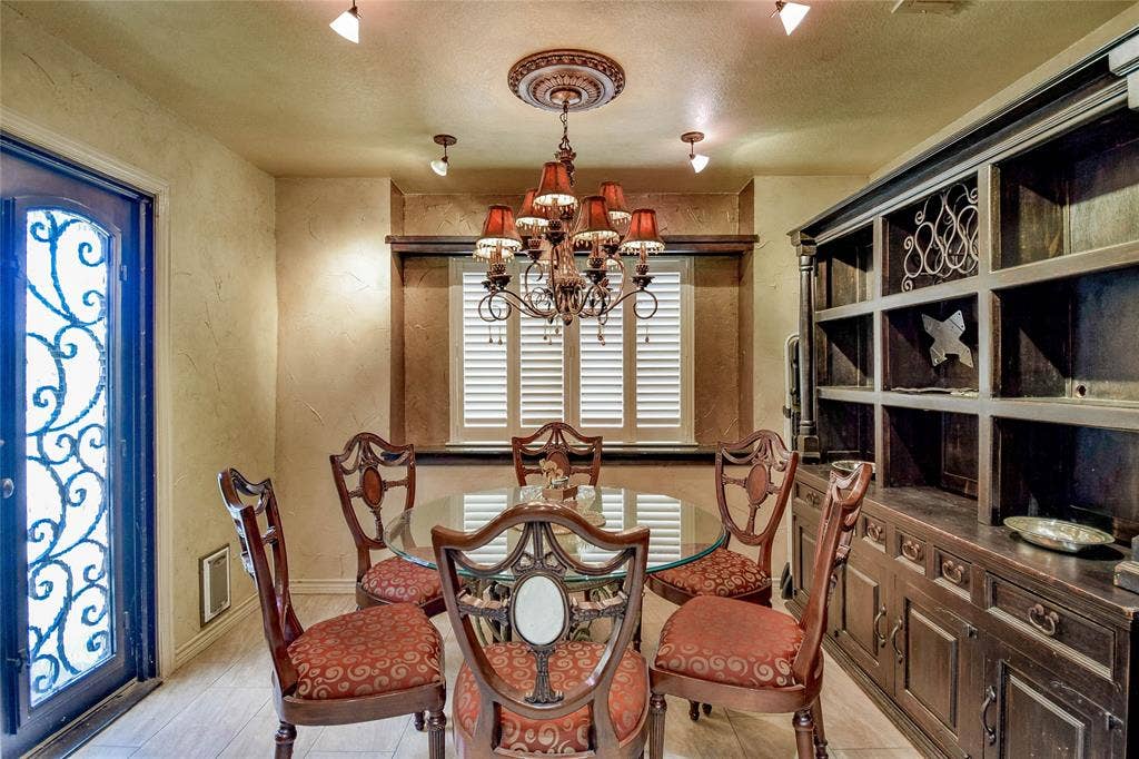 4009 Scenic Way, Granbury, TX 76049 Dining area with a chandelier, baseboards, a textured wall, a textured ceiling, and light wood-type flooring