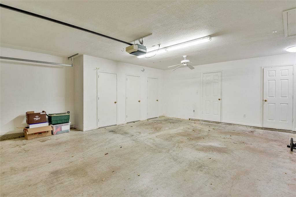 4009 Scenic Way, Granbury, TX 76049 Garage with a garage door opener