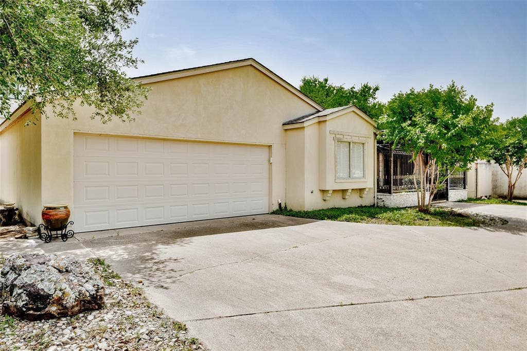 4009 Scenic Way, Granbury, TX 76049 View of front of home with stucco siding, driveway, and an attached garage