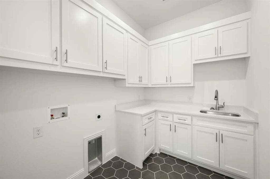 14465 Overlook Park Drive, Fort Worth, TX 76008 The Violet E Laundry Room
