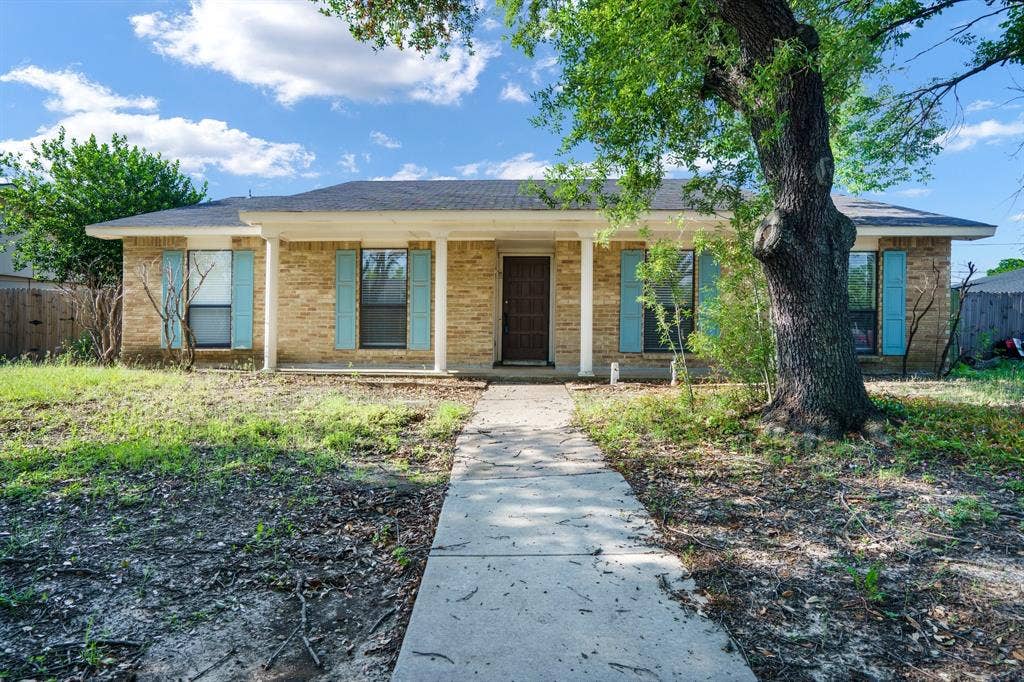 745 Oakland Street, Grand Prairie, TX 75052 Ranch-style home with brick siding and a porch