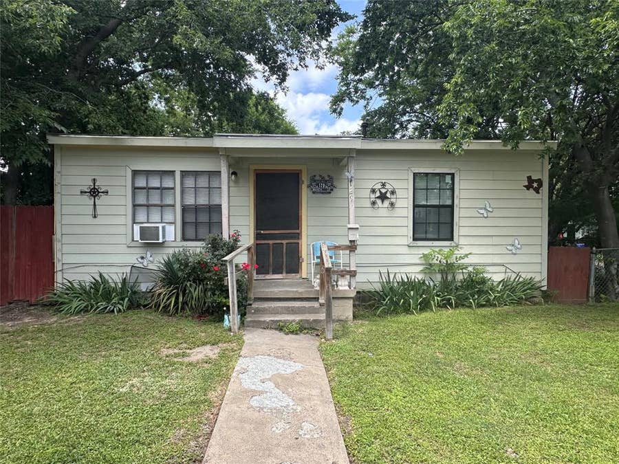 Property photo for 129 E Wanda Drive, Garland, TX