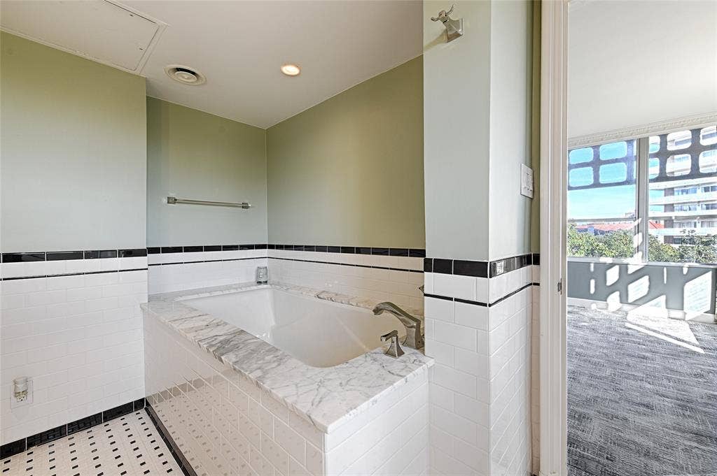 3525 Turtle Creek Boulevard, #4E, Dallas, TX 75219 Primary bath with garden tub