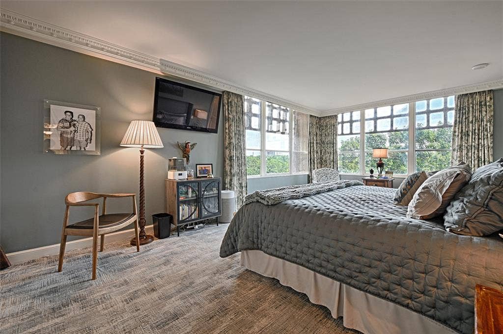 3525 Turtle Creek Boulevard, #4E, Dallas, TX 75219 Owner's suite with ornamental molding and baseboards