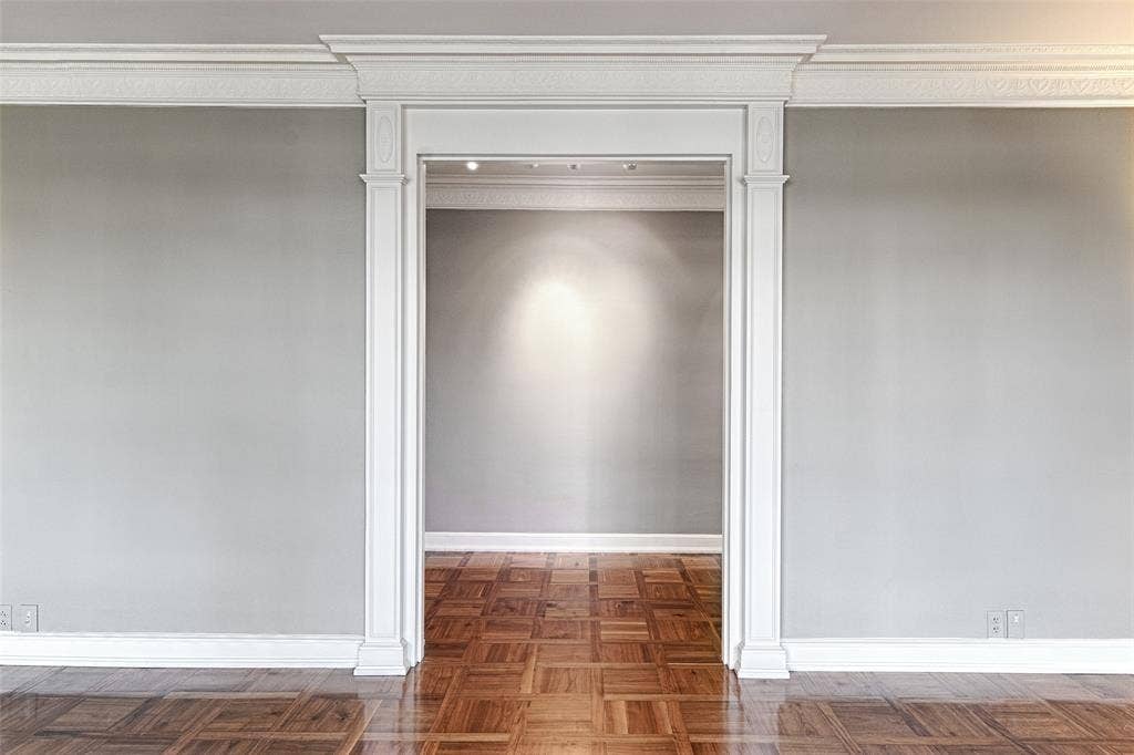 3525 Turtle Creek Boulevard, #4E, Dallas, TX 75219 Living room facing entrance from gallery
