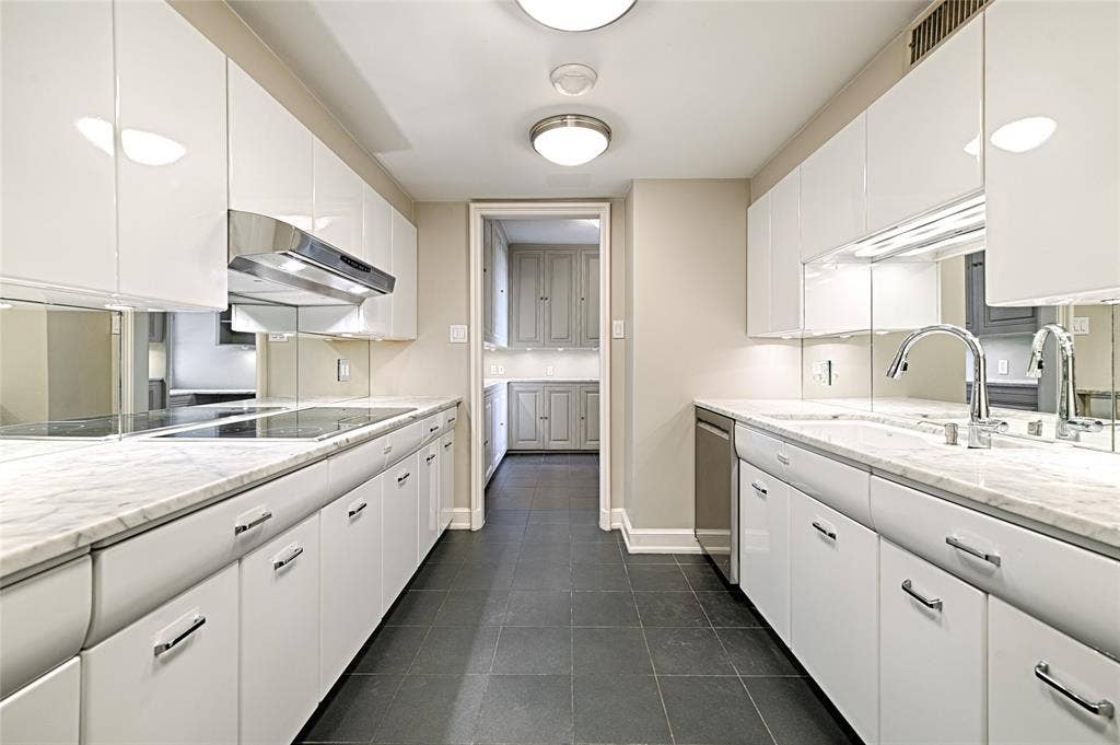3525 Turtle Creek Boulevard, #4E, Dallas, TX 75219 Kitchen facing breakfast room