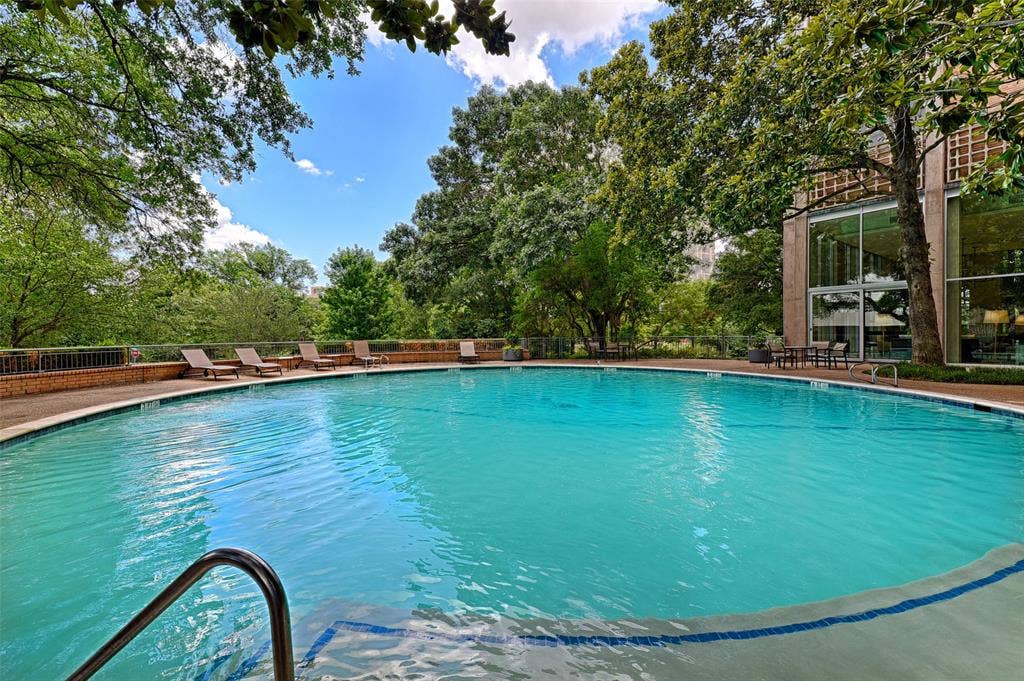 3525 Turtle Creek Boulevard, #4E, Dallas, TX 75219 Community pool featuring view of wooded area