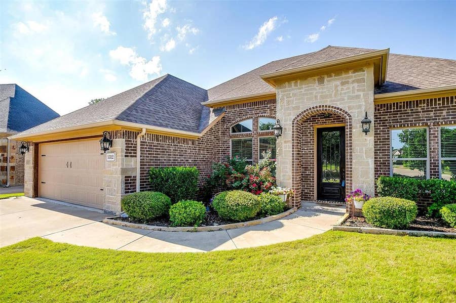 Property photo for 1312 Prestwick Court, Granbury, TX