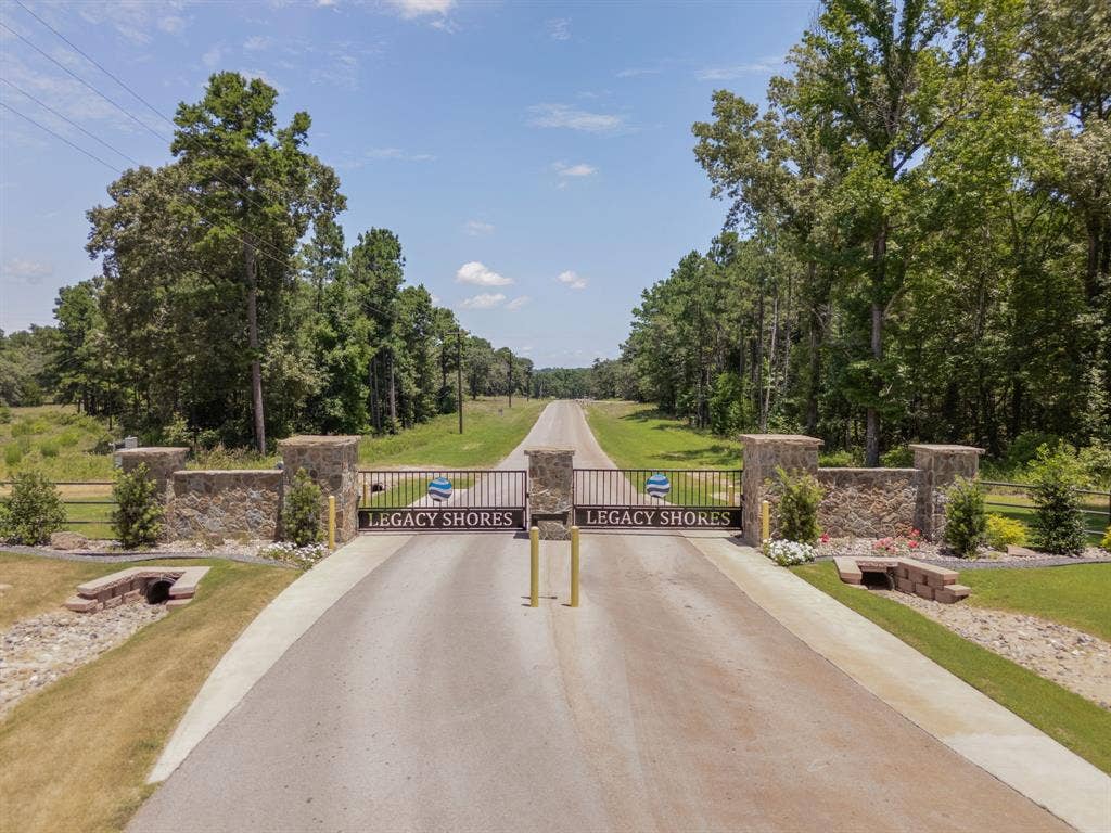 3289 Shadow Pine Drive, Larue, TX 75770 Privacy abounds in Legacy Shores. The upscale community boasts 91 exclusive, acreage lots.