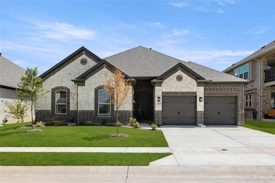 Property photo for 1019 Moss Grove Trail, Justin, TX