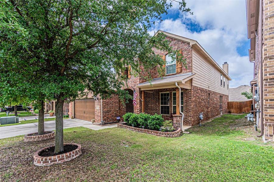 Property photo for 5721 Diamond Valley Drive, Fort Worth, TX