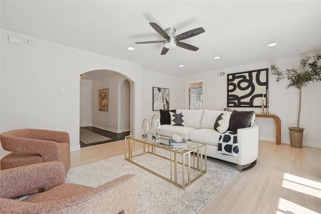 806 Knott Place, Dallas, TX 75208 Another View Of Living Area