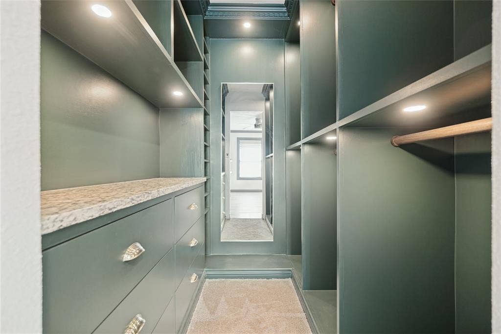 806 Knott Place, Dallas, TX 75208 Upstairs Primary Custom Closet