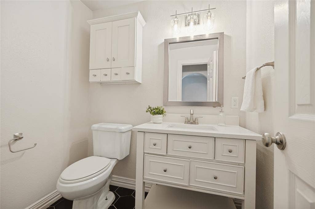 806 Knott Place, Dallas, TX 75208 Hall Bathroom