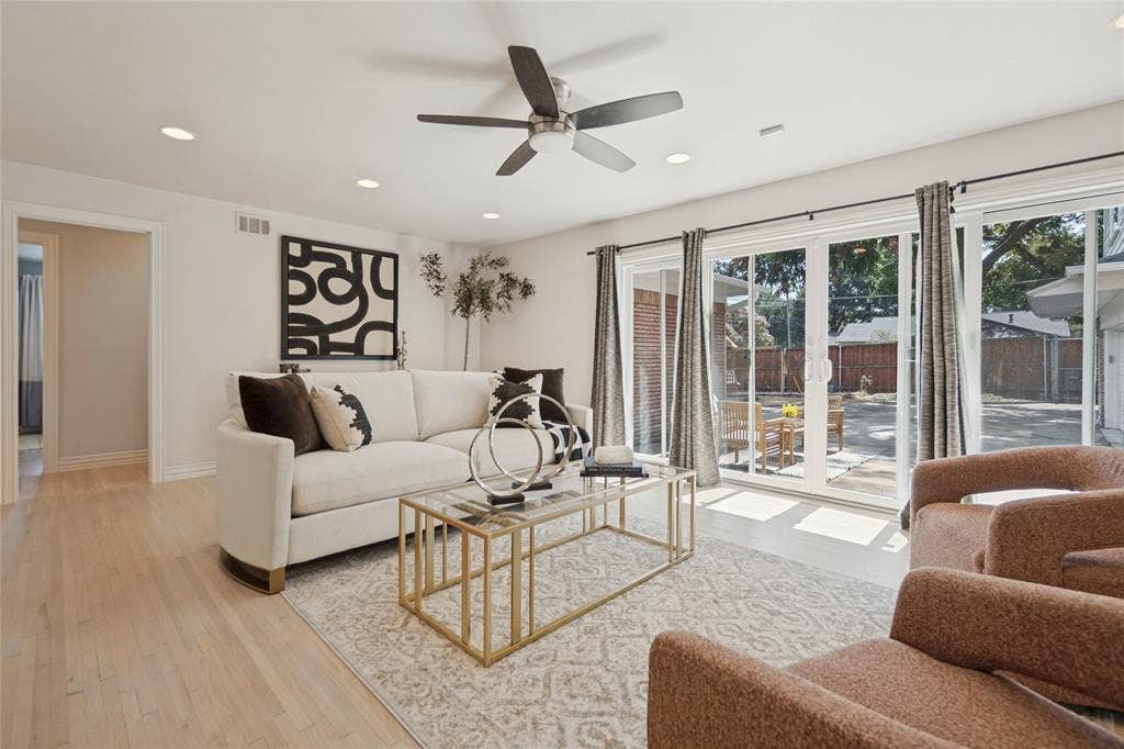 806 Knott Place, Dallas, TX 75208 Living Area Overlocks the Backyard