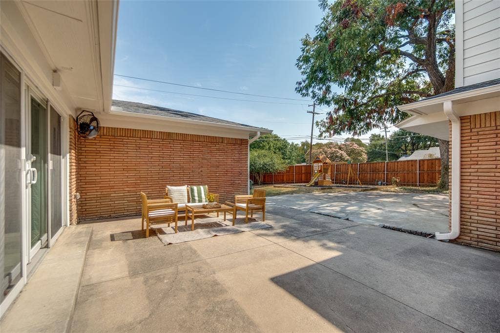 806 Knott Place, Dallas, TX 75208 Patio Area