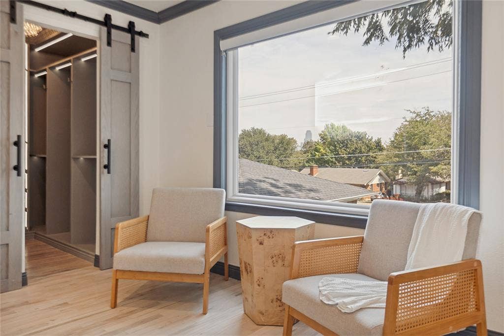 806 Knott Place, Dallas, TX 75208 Primary Bedroom Offers Donwtow View