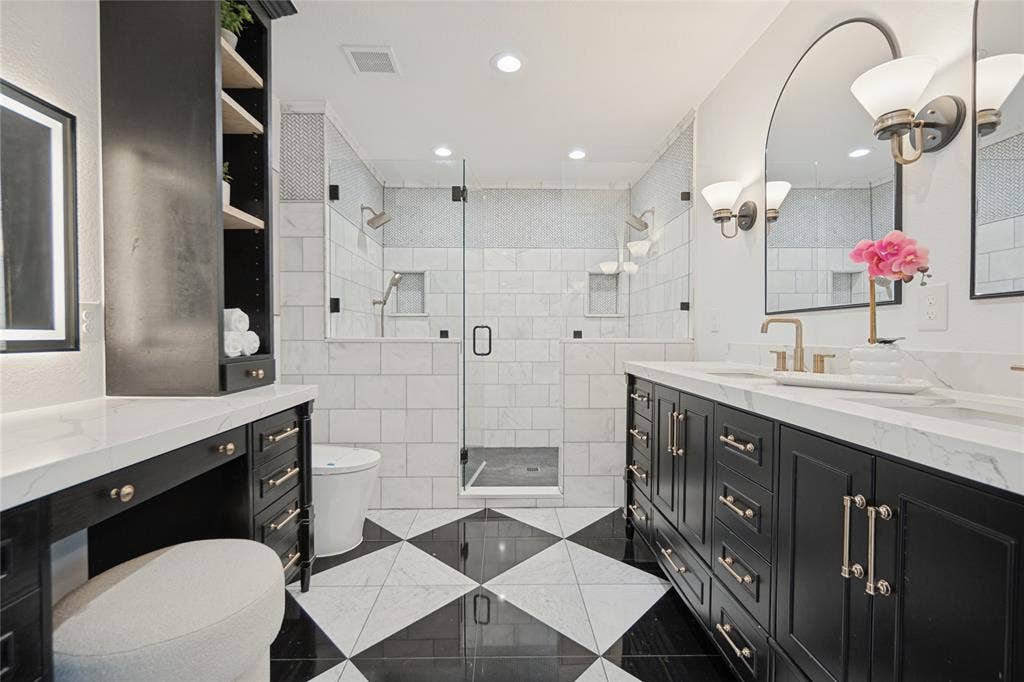 806 Knott Place, Dallas, TX 75208 Newer Primary Bath Upstairs