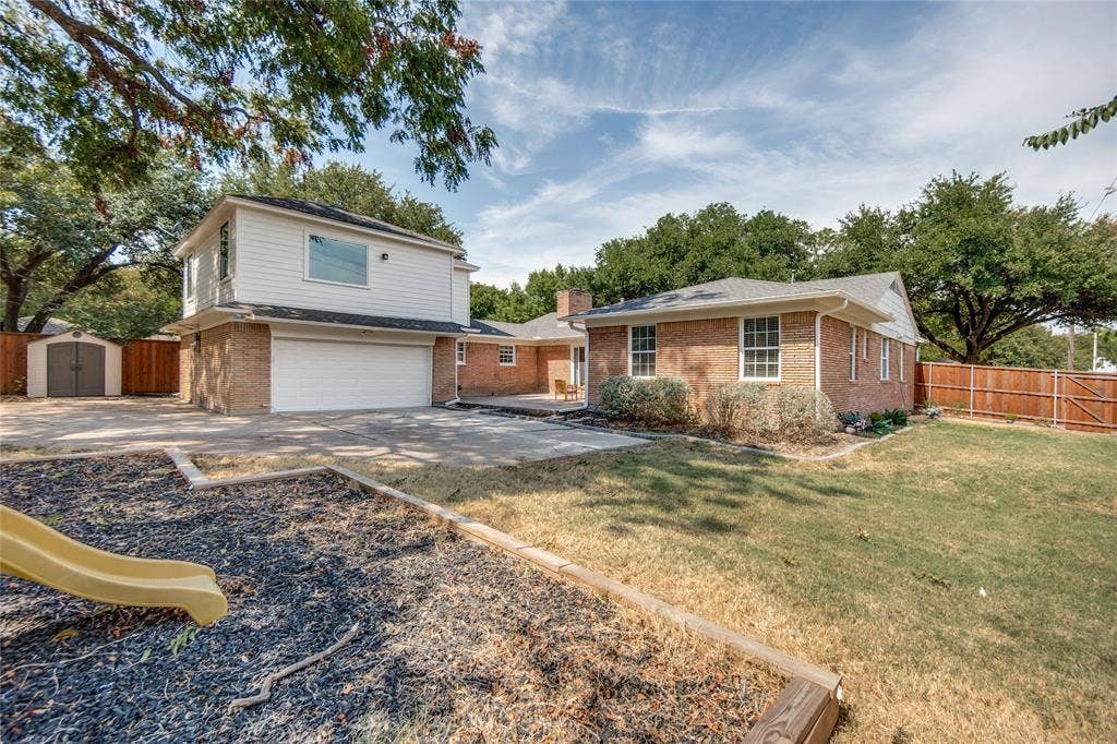 806 Knott Place, Dallas, TX 75208 Pool Sized Backyard.