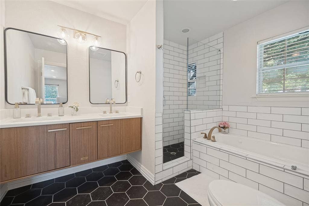 806 Knott Place, Dallas, TX 75208 Primary Bath