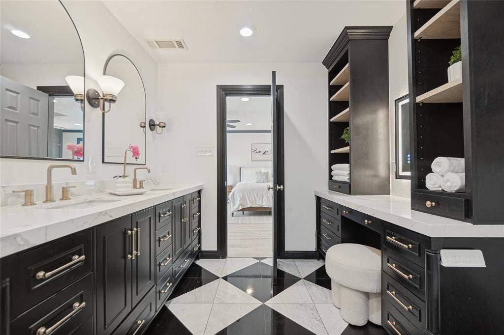 806 Knott Place, Dallas, TX 75208 Upstairs Primary Bath is Updated!