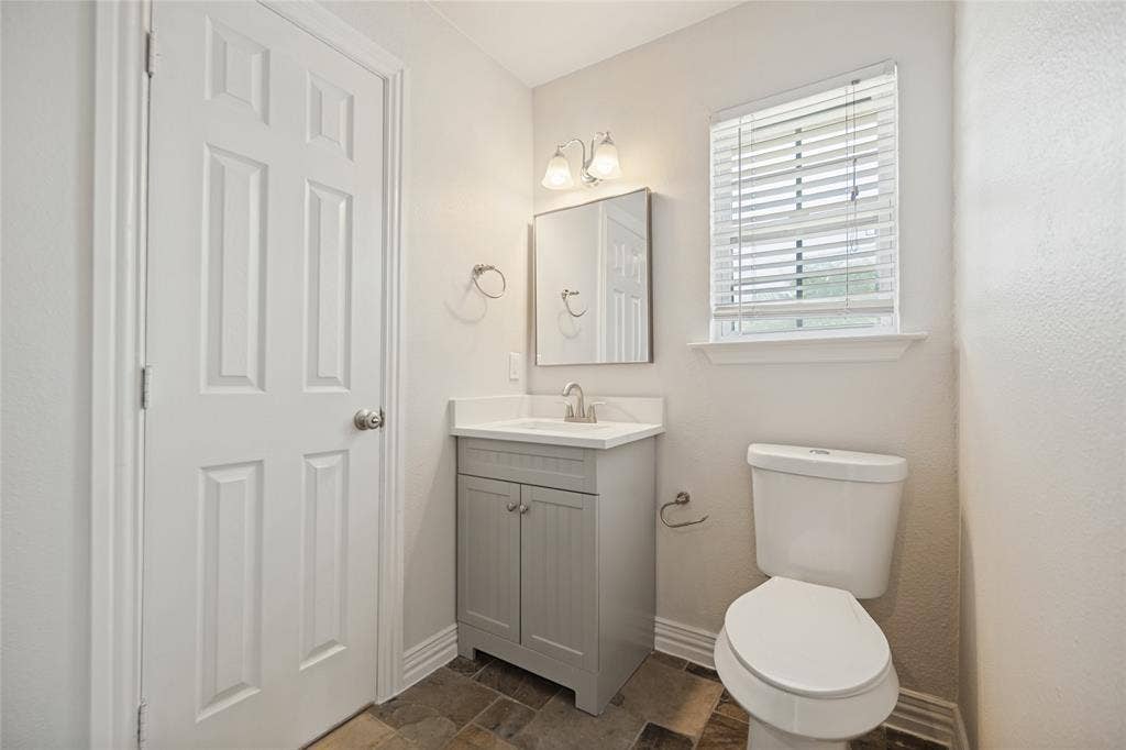 806 Knott Place, Dallas, TX 75208 Powder Room