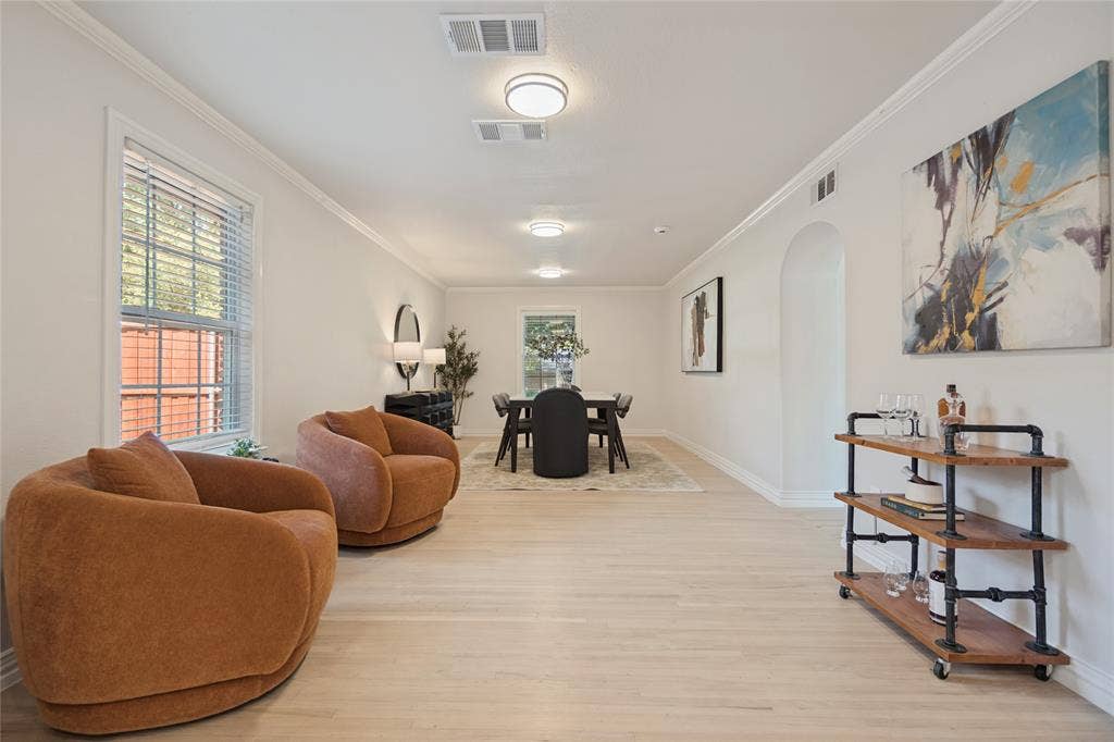 806 Knott Place, Dallas, TX 75208 Extra Seating Area