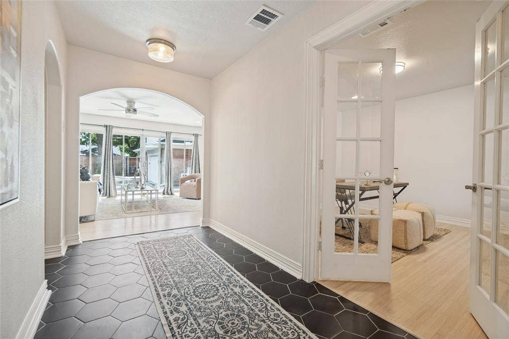 806 Knott Place, Dallas, TX 75208 Light and Bright Entry