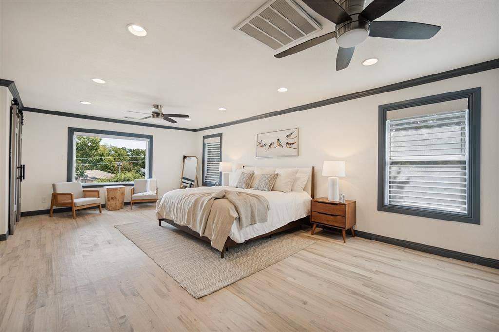806 Knott Place, Dallas, TX 75208 SECOND PRIMARY Located Upstairs