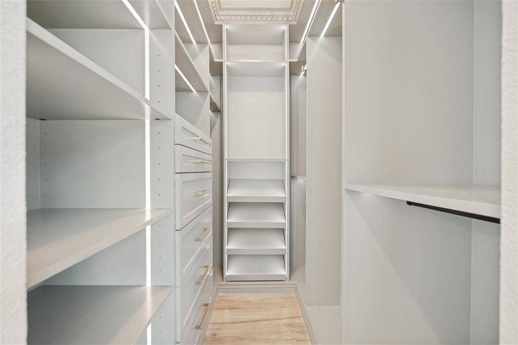 806 Knott Place, Dallas, TX 75208 Primary Closet
