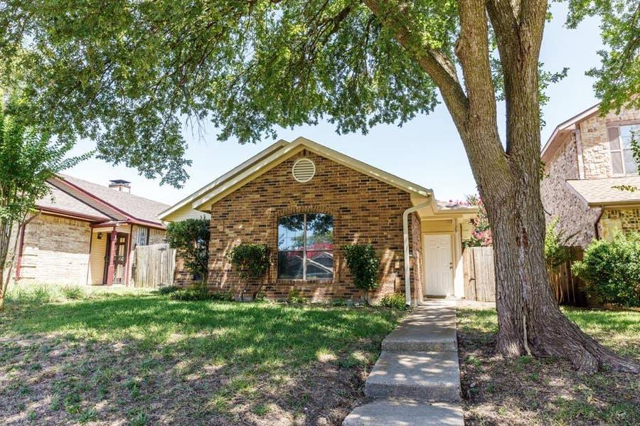 Property photo for 1129 Sandalwood Lane, DeSoto, TX
