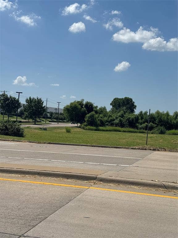 Property photo for 1000 E Danieldale Road, DeSoto, TX